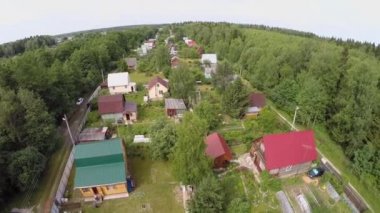 Yazlık yerleşim orman arasında 