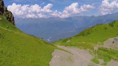 İnsanlar yoldan yamacında yürümek. 