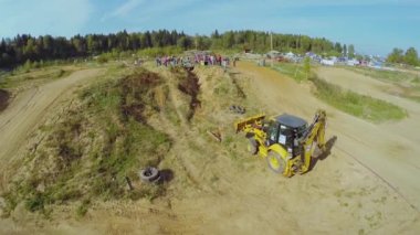 Yükleyici off-road aracı çeker 