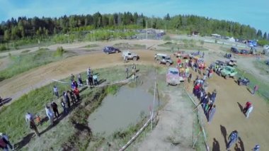 Birçok kişi ile Autodrome 