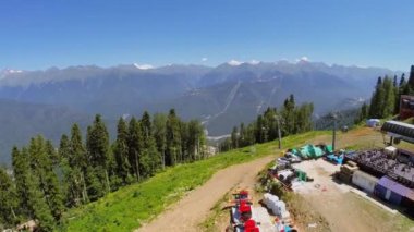 Dağ yamacında teleferik ile panorama 