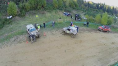 İnsanlar off-road araç izle 