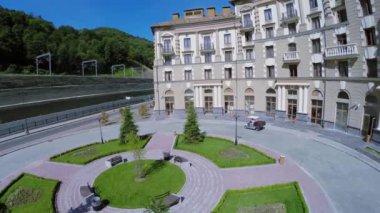 Yapı otelin yakınındaki küçük kamyon 