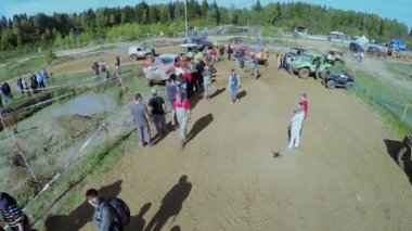 Seyirci ve takım üyeleri yürüyüş 