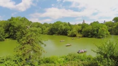 Tekne gölün yanında insanlar satır 