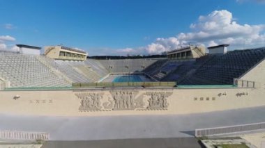İnsanların karmaşık Luzhniki Havuzda yüzmek 