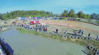 Kalabalığın stand su engel 