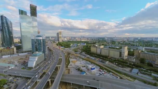 Megalópolis con tráfico en sobrevuelo — Vídeos de Stock