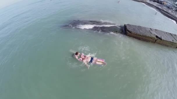 退休夫妇在大海里游泳 — 图库视频影像