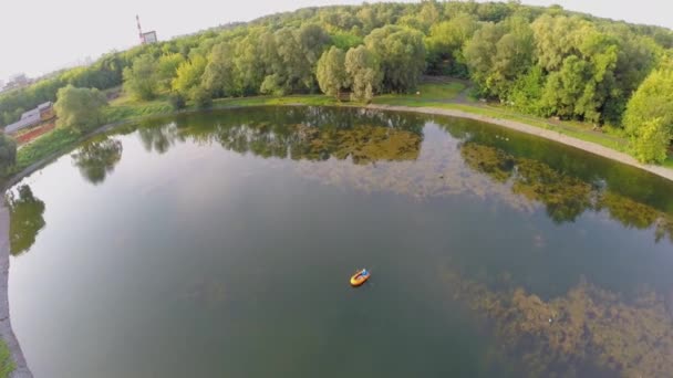 Adolescent se trouve dans le bateau gonflable — Video