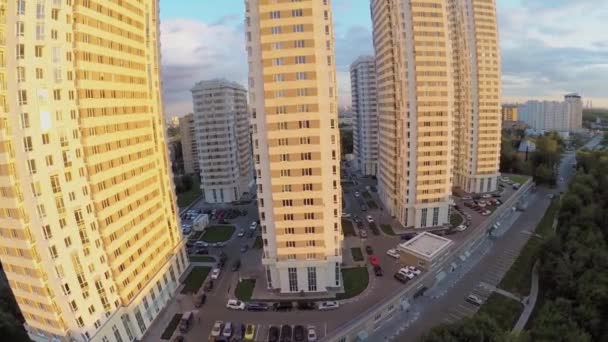 Casas de viviendas altas contra paisaje urbano — Vídeos de Stock