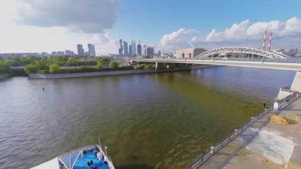 Tráfico de la ciudad en el puente Berezhkovsky — Vídeos de Stock