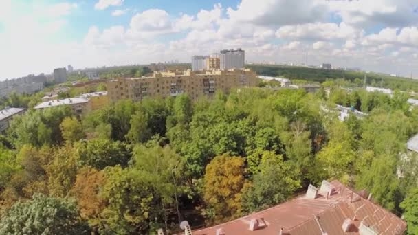 Stadtbild mit Wohnhäusern inmitten von Pflanzen — Stockvideo