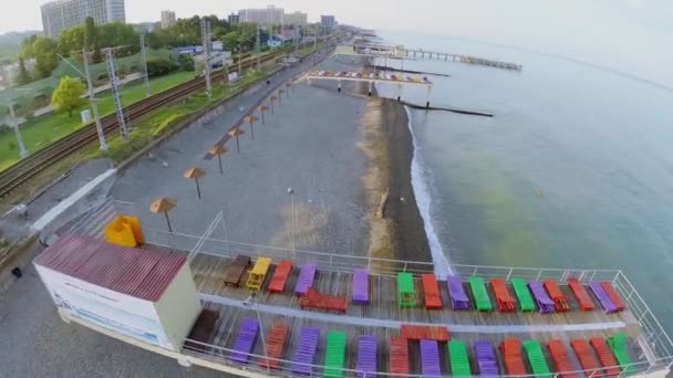 Ferrovia nella città costiera vicino alla spiaggia — Video Stock