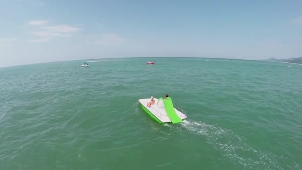 Paar rijden op catamaran over zee — Stockvideo