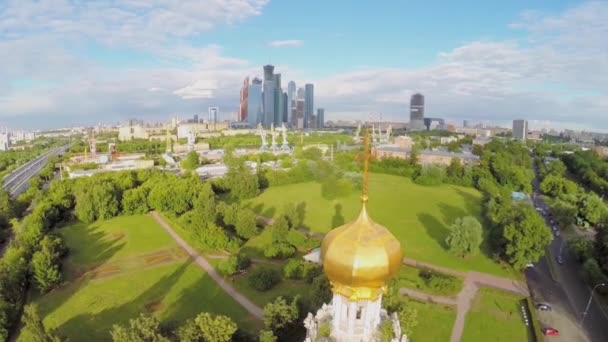 Stadsgezicht met tempel van bescherming — Stockvideo