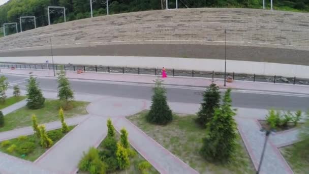 Mujer en vestido rosa — Vídeos de Stock