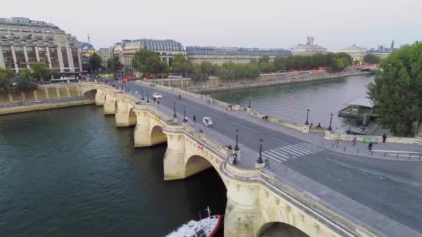 Stadsverkeer op Pont Neuf — Stockvideo