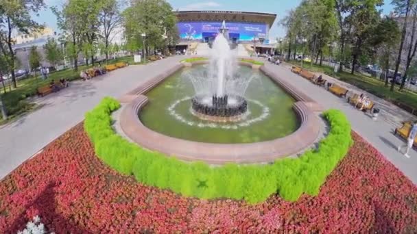 As pessoas caminham pela praça Pushkinskaya — Vídeo de Stock