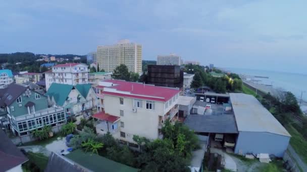 Deniz beach yakınındaki demiryolu ile kıyı kenti — Stok video