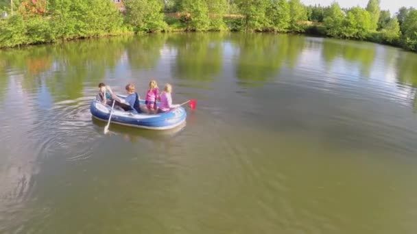 Quattro bambini su una barca gonfiata — Video Stock