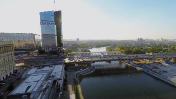 Транспортное движение по Дорогомиловскому мосту — стоковое видео