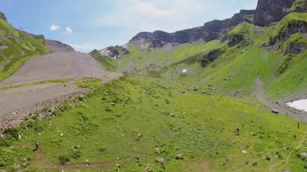 Туристы ходят по склону горы — стоковое видео