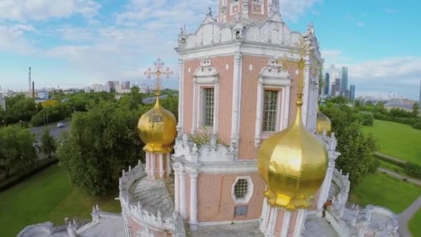 Exterior with crosses on golden cupolas — Stock Video