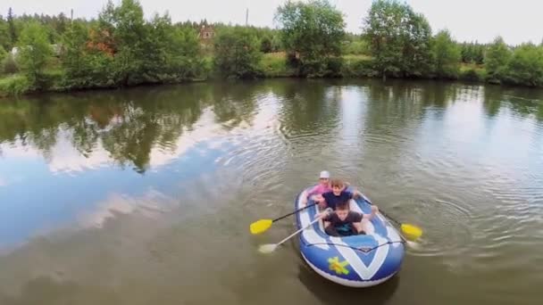 Kleines Mädchen sitzt mit Jungen im Boot — Stockvideo