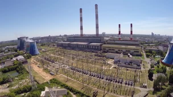 Townscape con estación de electricidad — Vídeo de stock