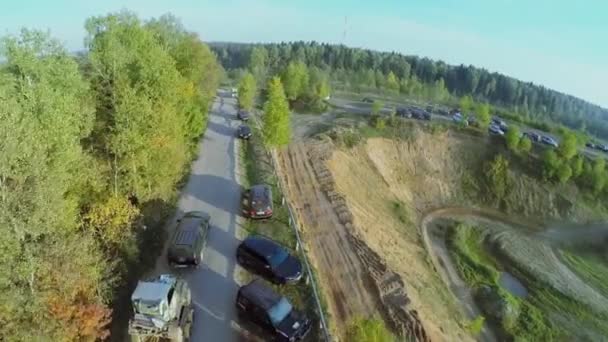 Transport von Fahrzeugen für die Herausforderung Regenwald — Stockvideo