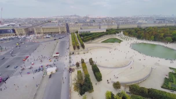 Menschen gehen am Place de la concorde entlang — Stockvideo