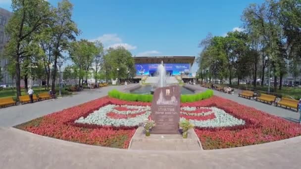 Pedra memorial perto de canteiro de flores — Vídeo de Stock