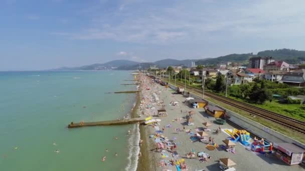 Tourists get rest on sea beach — Stock Video