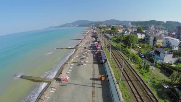 Paisaje urbano con muchas personas descansan — Vídeo de stock