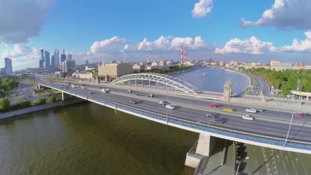 Verkehr auf der Berezhkovskii-Brücke — Stockvideo