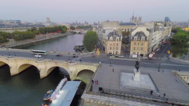 Ruch miejski na Pont Neuf — Wideo stockowe
