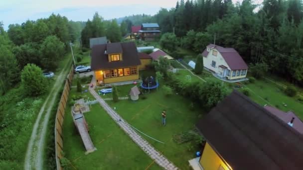 I bambini giocano sul trampolino in cortile — Video Stock