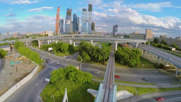 Verkeer op viaduct nabij wolkenkrabbers — Stockvideo