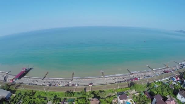 Zeegezicht met mensen op het strand — Stockvideo