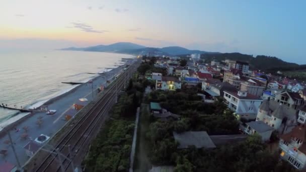 Paisaje urbano con ferrocarril cerca de la playa — Vídeos de Stock