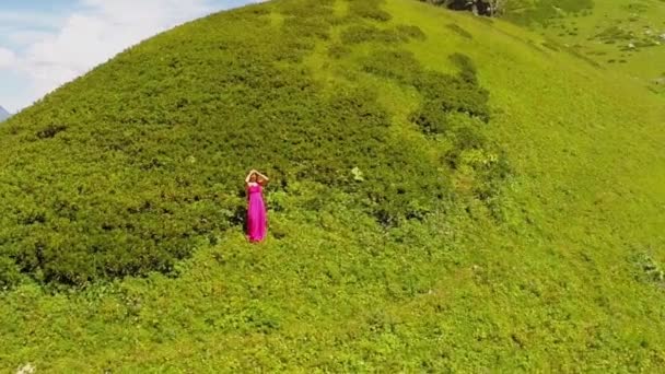 Mujer en vestido rosa en la pendiente — Vídeos de Stock