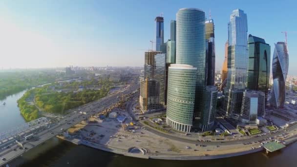 Stadsverkeer op de Dorogomilovskiy-brug — Stockvideo