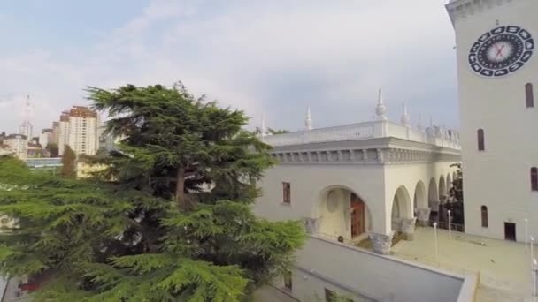 Orologio su torre di stazione ferroviaria SOCHI — Video Stock