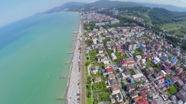 Playa del mar y ferrocarril en la ciudad costera — Vídeo de stock