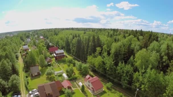 Osada domków wśród lasu — Wideo stockowe