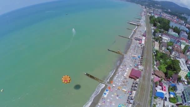 El paracaidista vuela sobre el mar — Vídeo de stock