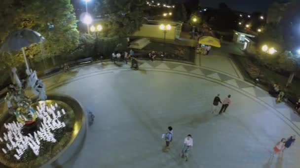 Люди отдыхают на Цветном бульваре — стоковое видео