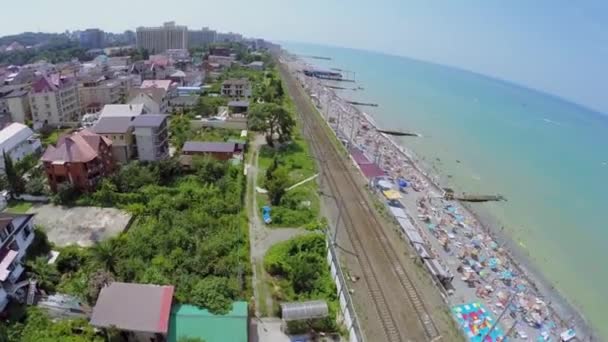 Ciudad costera y ferrocarril cerca del mar — Vídeo de stock