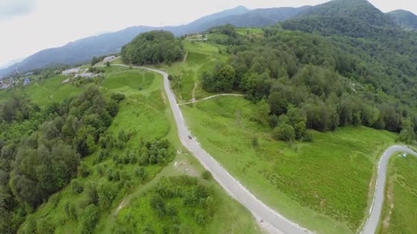 Passeios de carro entre campos de chá — Vídeo de Stock